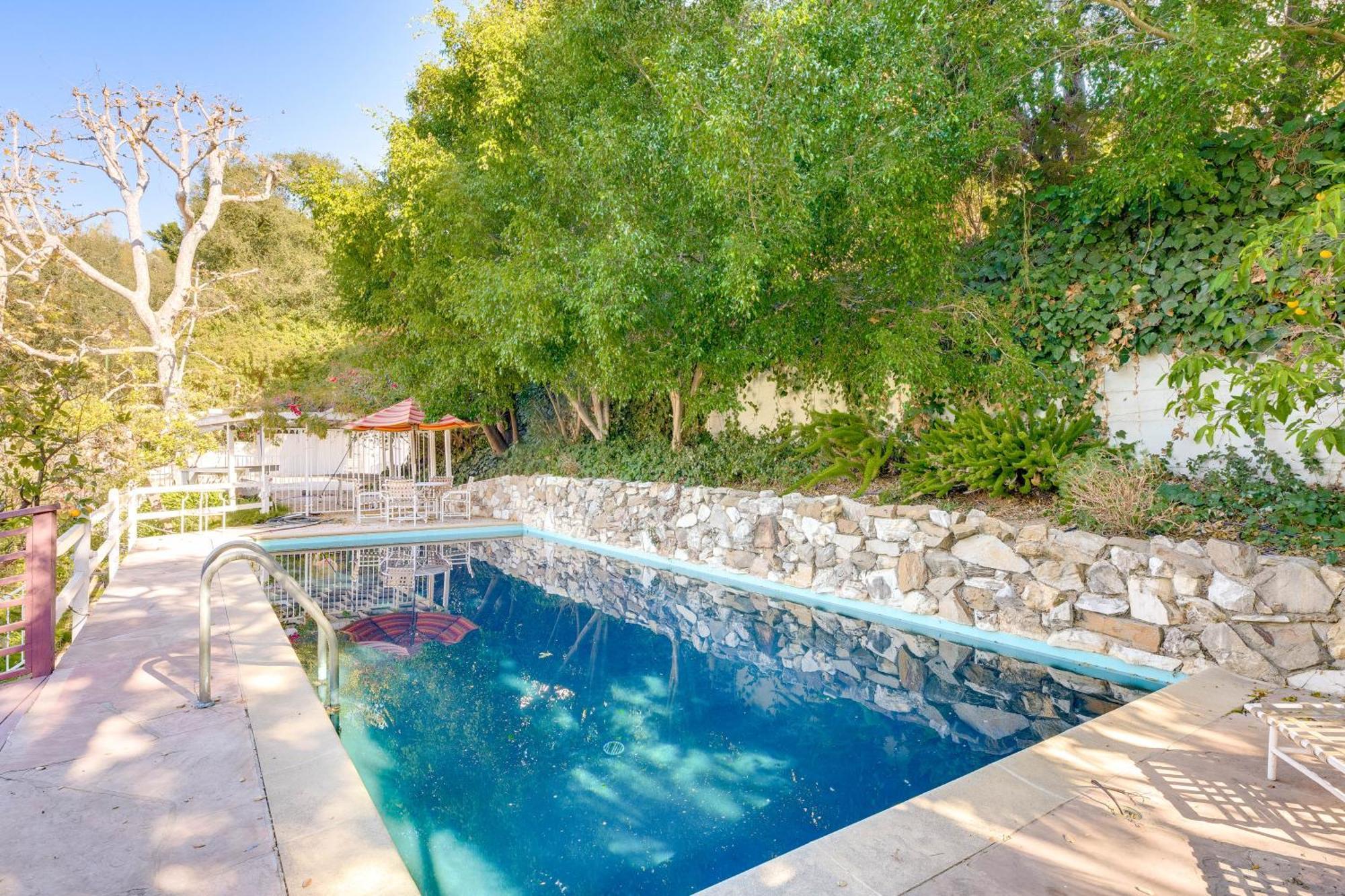 Apartment Less Than 1 Mi To Ucla Pet-friendly Couples Retreat!